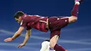 Pemain Real Sociedad Joseba Zaldua (atas) melompati pemain Real Madrid Ferland Mendy pada pertandingan sepak bola Liga Spanyol di Stadion Santiago Bernabeu, Madrid, Spanyol, 5 Maret 2022. Real Madrid menang 4-1. (PIERRE-PHILIPPE MARCOU/AFP)