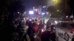 Akibat banjir, kemacetan panjang dari arah Mampang menuju Blok M begitu juga arah sebaliknya, tidak dapat dihindari, Senin (11/8/14). (Liputan6.com/Faizal Fanani)