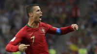 Bintang Portugal, Cristiano Ronaldo, merayakan gol yang dicetaknya ke gawang Spanyol pada laga Grup B Piala Dunia di Stadion Fisht, Sochi, Jumat (15/6/2018). CR 7 pencetak hattrick perdana Piala Dunia 2018. (AP/Sergei Grits)