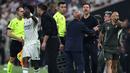 Pemain Real Madrid, Vinicius Jr dan pelatih Athletico Madrid, Diego Simeone terlibat adu mulut dalam laga semifinal Piala Super Spanyol di Stadion King Abdullah Sports City, Jeddah, Arab Saudi, Jumat (9/1) dini hari WIB. (AFP/Fadel Senna)