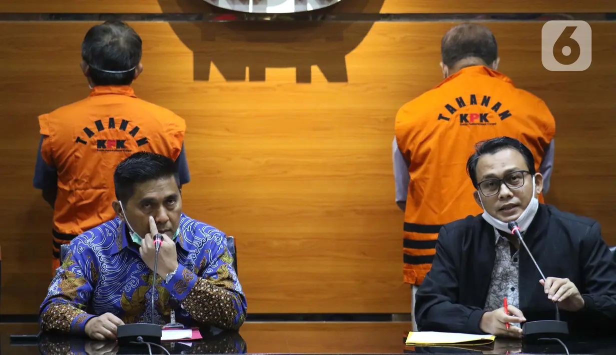 Deputi Penindakan KPK, Karyoto (kiri) membacakan rilis penahanan kedua tersangka kasus suap kemudahan izin keluar di Lapas Sukamiskin, Gedung KPK Jakarta, Kamis (30/4/2020). KPK resmi menahan mantan Kalapas Sukamiskin, Deddy Handoko dan Rahadian Azhar. (Liputan6.com/Helmi Fithriansyah)