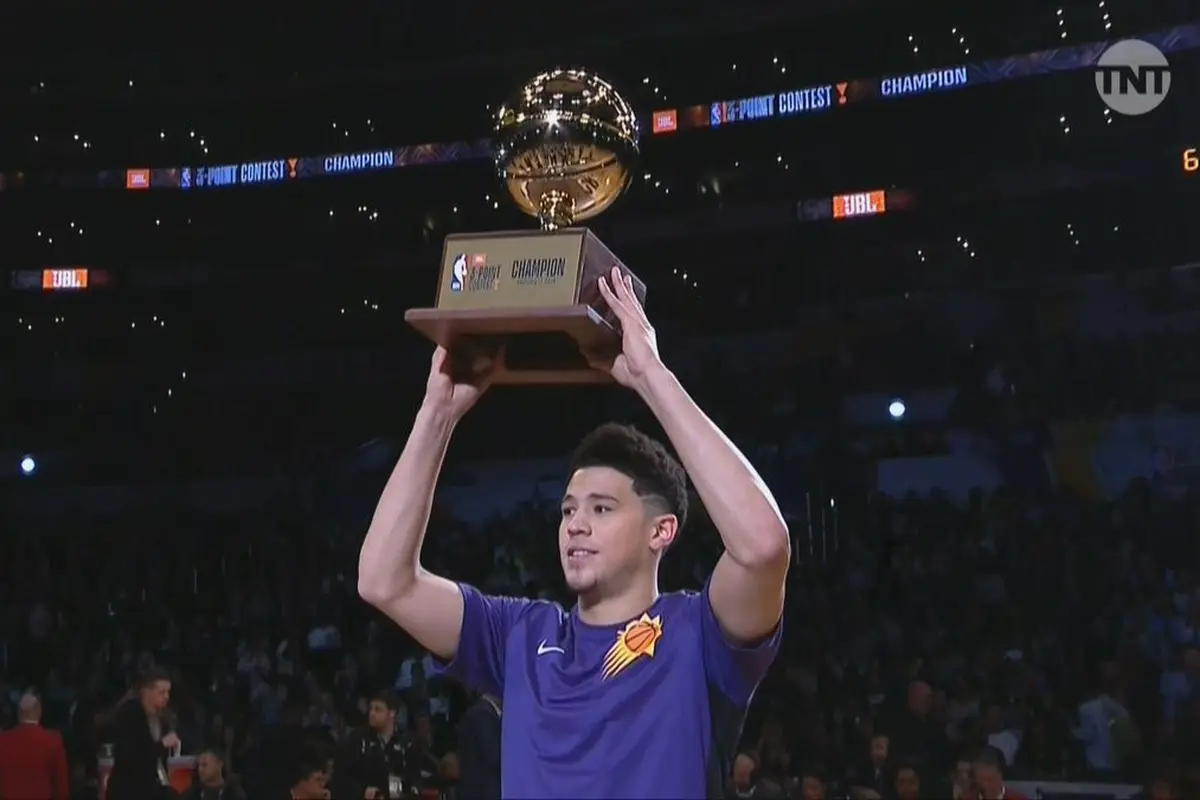 Devin Booker Juara Kontes Tembakan Tiga Angka NBA All-Star 2018