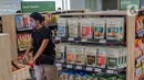 Pengunjung melihat-lihat produk Usaha Mikro, Kecil, dan Menengah (UMKM) yang dijual di M Block Market, Jakarta, Minggu (14/3/2021). M Block Market menjual berbagai produk buatan dalam negeri dalam rangka mendukung program pemerintah terkait kemudahan berusaha bagi UMKM. (Liputan6.com/Faizal Fanani)