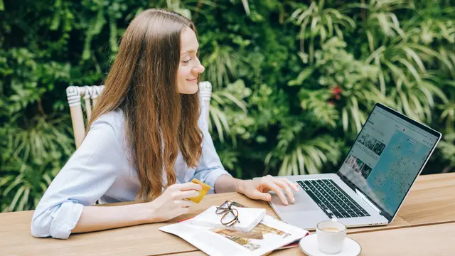 Wanita di depan laptop