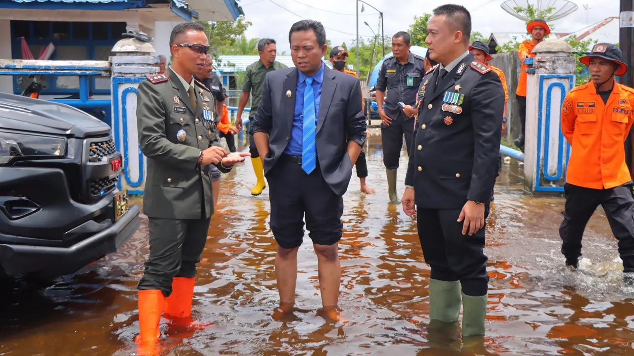 Kapolres Rokan Hilir AKBP Isa Imam Syahroni bersama pejabat lainnya meninjau banjir di Bagansiapiapi.