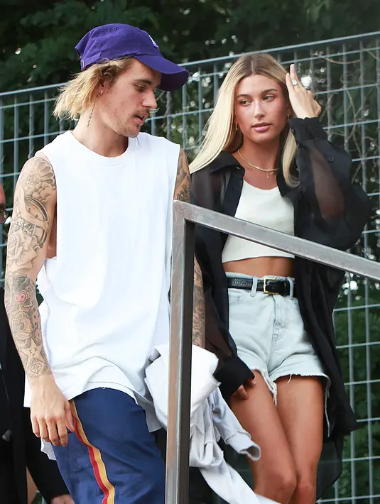 Dilansir dari HollywoodLife, keduanya terlihat mendatangi pengadilan di New York City untuk mendaftarkan surat untuk bisa menikah. (LEXIE MORELAND/WWD/REX/SHUTTERST)