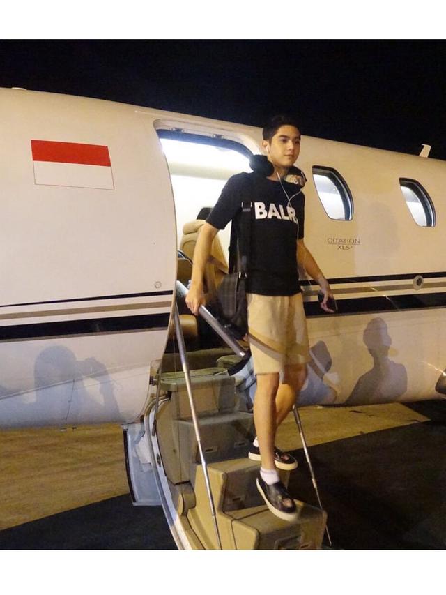 7 Gaya Al Ghazali Saat Naik Jet Pribadi Liburan Bersama Keluarga Dan Sahabat Hot Liputan6 Com