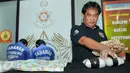 Petugas saat menunjukan barang bukti shabu saat rilis, Jakarta, Jumat (18/3). Dirtipid Narkoba Bareskrim Polri berhasil mengungkap sindikat narkotika jaringan Malaysia-Indonesia. (Liputan6.com/Yoppy Renato)