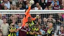 Pada menit awal, laga antara West Ham United dan Manchester City berlangsung dalam tempo tinggi. Bahkan tuan rumah sempat menggebrak di menit-menit awal pertandingan. (AP Photo/Frank Augstein)