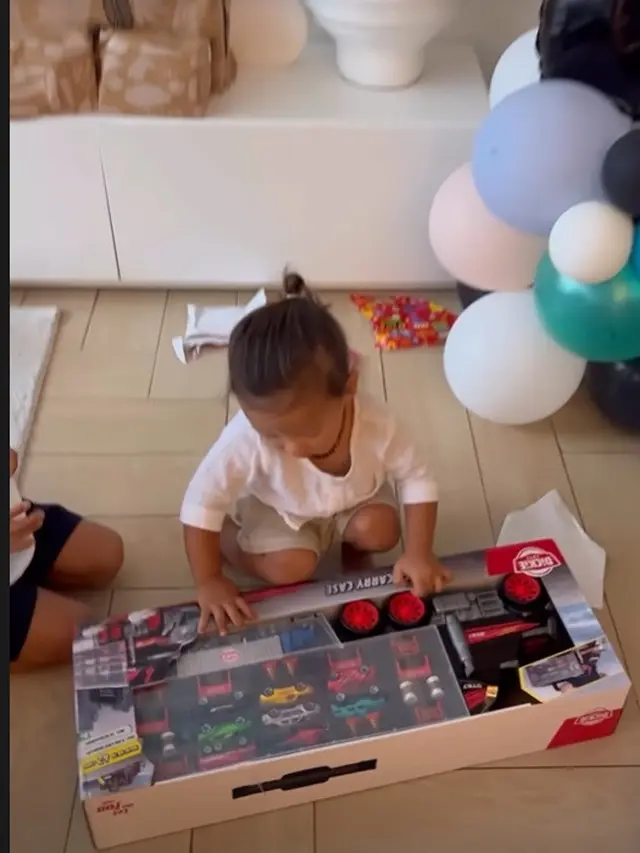 Momen ulang tahun anak ketiga Irfan dan Jennifer Bachdim, Kiyoji Kaynen Bachdim. Kini usianya 2 tahun. (Foto: Instagram Stories Jennifer Bachdim)