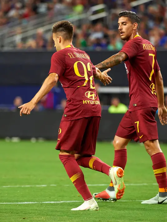 Penyerang AS Roma, Stephan El Shaarawy (kiri) berselebrasi dengan rekannya Lorenzo Pellegrini usai mencetak gol ke gawang Barcelona pada ICC 2018 di AT & T Stadium di Arlington, Texas (31/7). Roma menang telak 4-2 atas Barcelona. (AFP Photo/Cooper Neill)