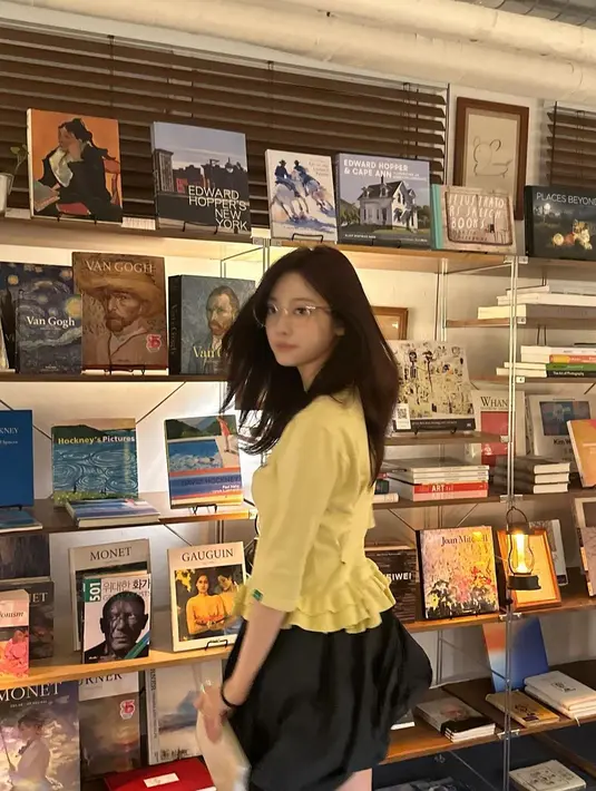 Kasual tapi stylish, padukan knitted blouse yang nyaman dengan mini skirt. Tambahkan kacamata dengan bingkai tipis sebagai aksesori seperti Ningning aespa satu ini. [@imnotningning]