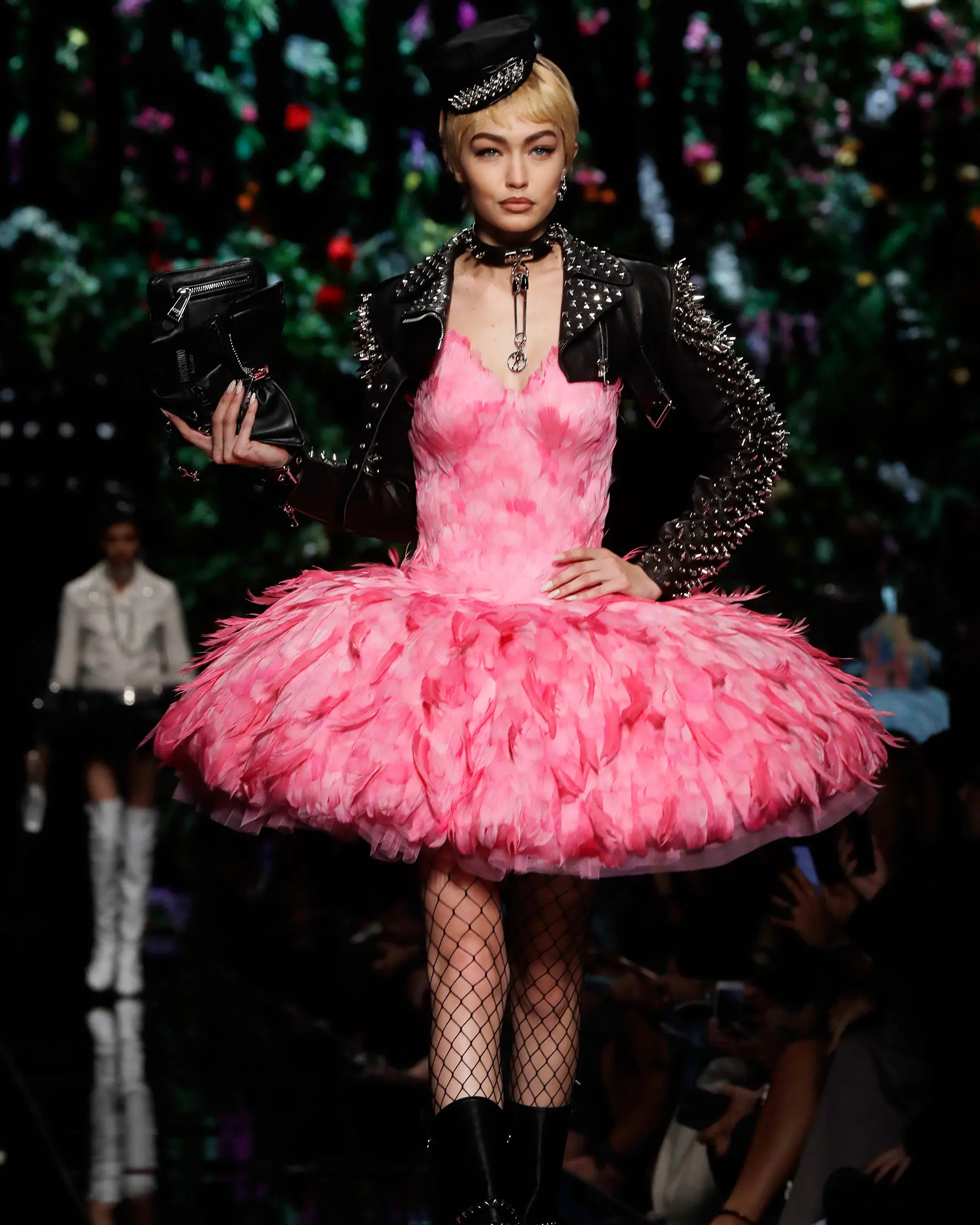 Gigi Hadid mengenakan rancangan rumah mode Moschino saat Milan Fashion Week di Italia, Kamis (21/9). Selain tampil seperti buket bunga, Gigi Hadid juga memperagakan koleksi lain milik rumah mode Moschino. (AP Photo/Luca Bruno)