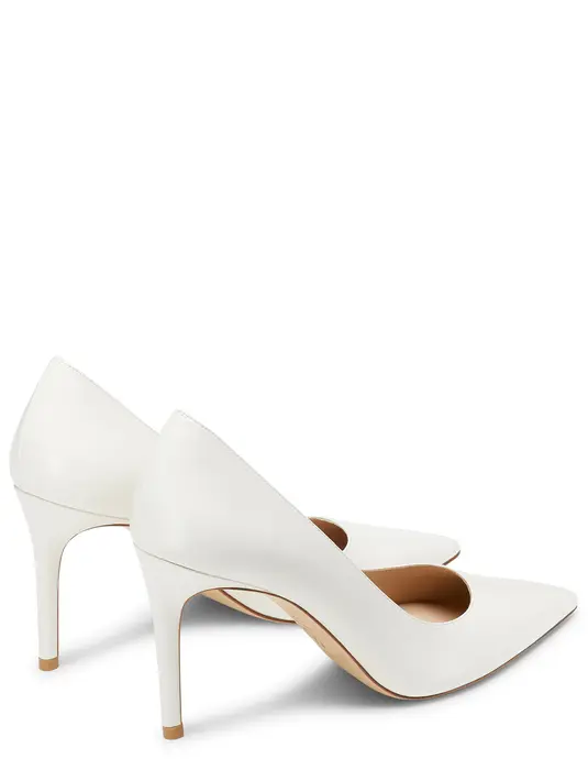 Sepatu high-heels ini menjadi simbol kesan feminin yang kuat, sekaligus menunjang gerakan tariannya yang dinamis. Menari dengan high-heels bukanlah hal yang mudah, namun Tate membuktikan bahwa dirinya tak hanya sekadar penyanyi berbakat, tetapi juga seorang performer yang mampu mengendalikan tubuhnya dengan presisi tinggi. [Dok/Stuart Weitzman].