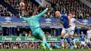 Pemain Everton, Steven Naismith, mencetak gol pertama ke gawang Chelsea dalam lanjutan Liga Premier Inggris di Stadion Goodison Park. Sabtu (12/9/2015). (EPA/Peter Powell)