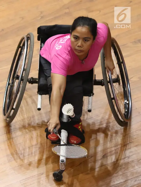 Pebulutangkis Jabar, Sri Marwati saat laga melawan Sudarti (Yogyakarta) pada Indonesia Para Games Invitational Tournament 2018 di Istora Senayan, Jakarta, Rabu (27/6). (Liputan6.com/Helmi Fithriansyah)