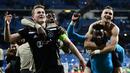 Selebrasi kemenangan pemain Ajax Amsterdam pada laga leg kedua, babak 16 besar Liga Champions yang berlangsung di Stadion Santiago Bernabeu, Madrid, Rabu (6/3). Real Madrid kalah 1-4 kontra Ajax. (AFP/Gabriel Bouys)