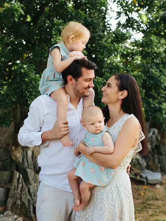 "It’s been a year since I saw my dad and Ollie never met him. She never left Singapore, we have not been “home” to Indonesia in so so long. I miss my sisters and dad, my friends and just living like it was 2019 I guess," ungkap Marissa. (Instagram/marissaln)