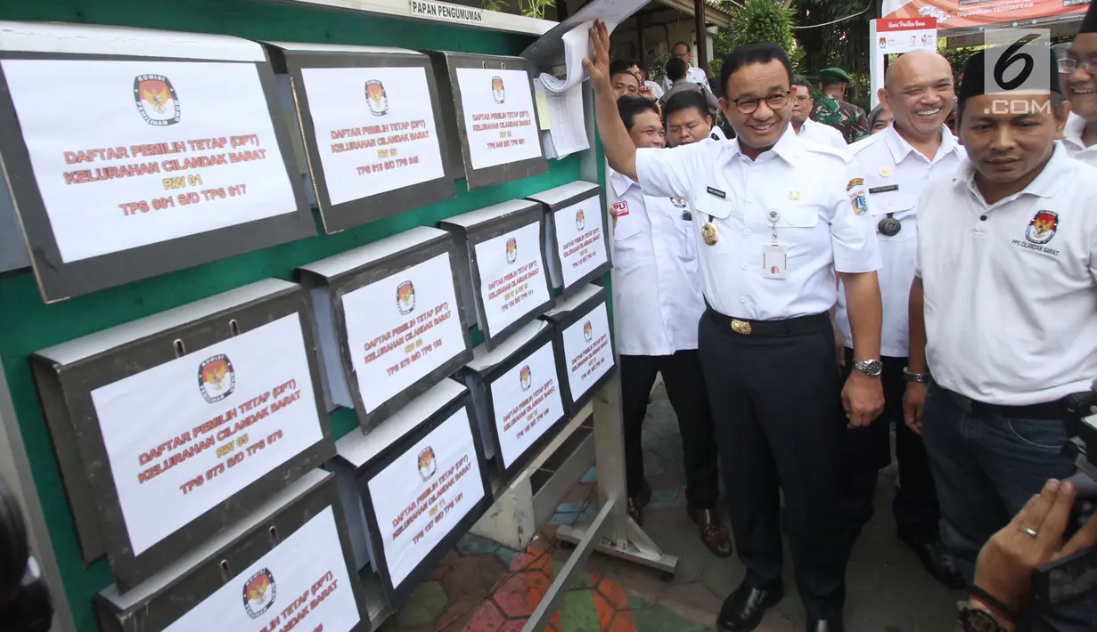Gubernur DKI Jakarta Anies Baswedan melakukan pengecekan Daftar Pemilih Tetap (DPT) di Kelurahan Cilandak Barat, Rabu (17/10). Pengecekan sebagai langkah menyukseskan Gerakan Melindungi Hak Pemilih (GMHP) di Pemilu Serentak 2019. (Merdeka.com/Arie Basuki)