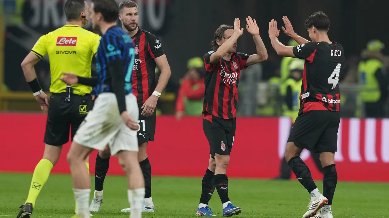 Pemain AC Milan Luka Modric dan Samuele Ricci