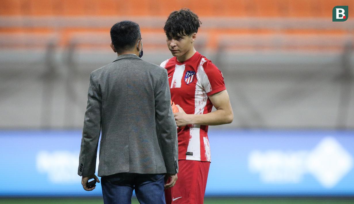 Salah satu panitia pada pertandingan tersebut pun menanyakan apa yang sedang dicari dan menawarkan bantuan padanya. (Bola.com/Bagaskara Lazuardi)