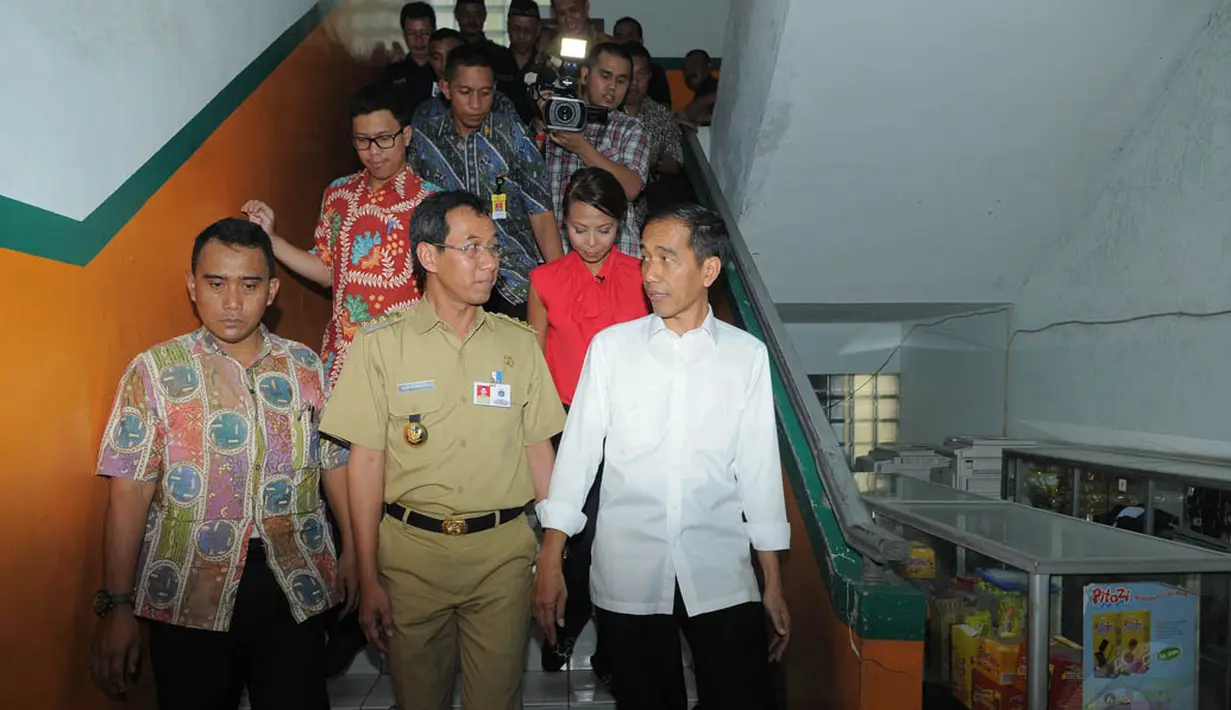 Gubernur DKI Jakarta Jokowi blusukan ke SMP Negeri 277 Jakarta, (23/9/14). (Liputan6.com/Herman Zakharia)