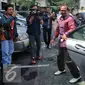 Daeng Azis keluar dari mobil mewahnya saat mendatangi Komnas HAM, Jakarta, Senin (15/2). Daeng ke Komnas HAM bermaksud mengadukan rencana relokasi red light district Kalijodo oleh Gubernur DKI Basuki Tjahaja Purnama (Ahok). (Liputan6.com/Faizal Fanani)