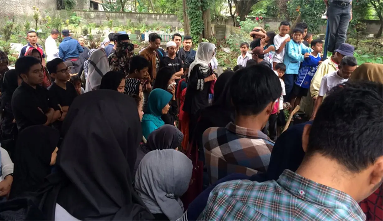 Suasana haru mewarnai pemakaman pesinetron dan pemain film Irena Justine yang meninggal secara mendadak. Almarhum dimakamkan di jalan Caringin, Kopo, Bandung, Jawa Barat siang. (dok. Pribadi HildaVitria Khan/Bintang.com)