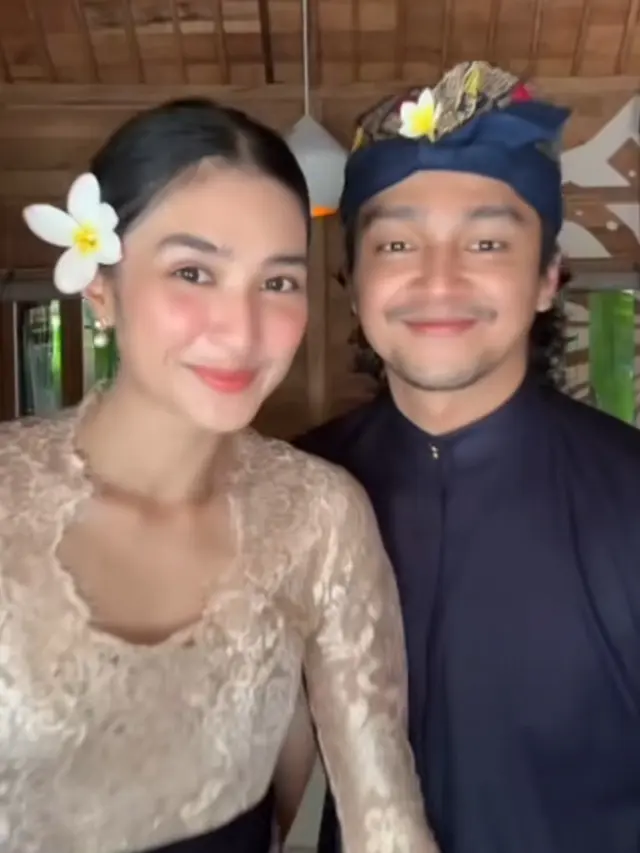 Mikha Tambayong dan Deva Mahenra Kondangan di Bali. [@miktambayong]