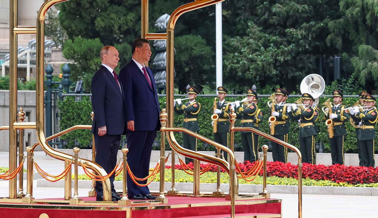 Presiden Rusia Vladimir Putin (kiri) dan Presiden China Xi Jinping menghadiri upacara penyambutan di Balai Besar Rakyat, Beijing, China, pada Rabu 20 Mei 2026. (Alexander Kazakov, Sputnik, Kremlin Pool Photo via AP)