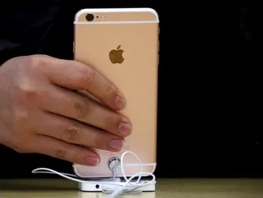 Pelanggan memegang iPhone 6s saat peluncuran resmi di toko Apple, Sydney, Australia, (25/9/2015). Penjualan perdana iPhone 6s dan 6s Plus sendiri akan digelar di berbagai negara dengan periode pre-order mulai 12 September 2015. REUTERS/David Gray)