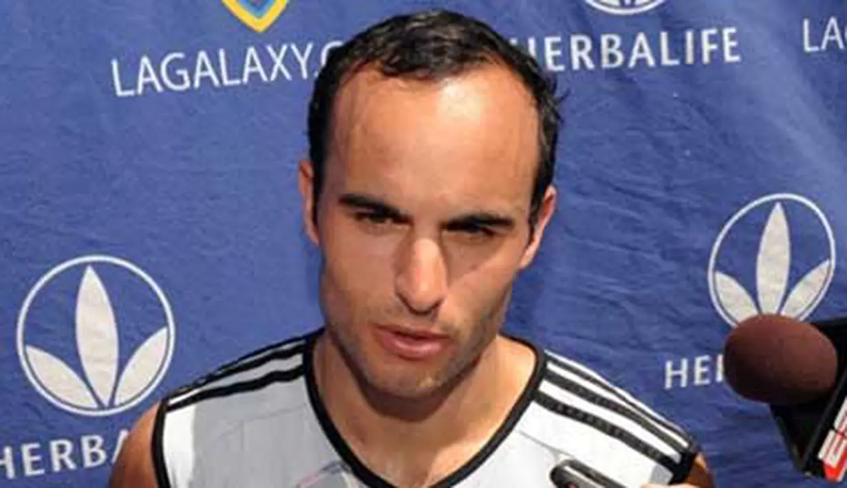 Landon Donovan saat diwawancarai media massa seusai sesi latihan Los Angeles (LA) Galaxy di Home Depot Stadium, Los Angeles, 13 Juli 2009. AFP PHOTO/Mark RALSTON 