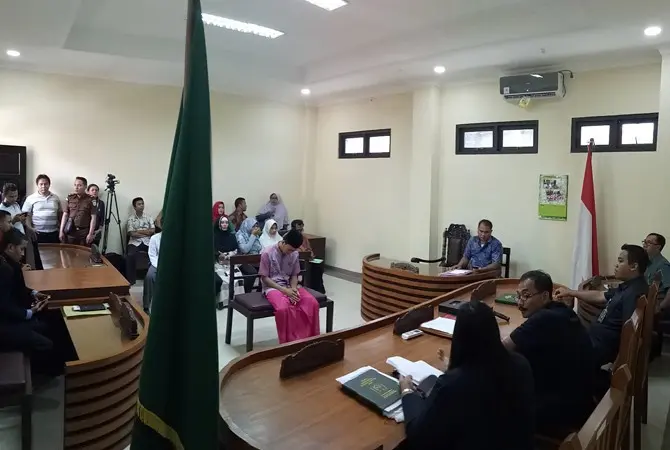 MH mengikuti sidang vonis kasus penganiayaan Guru Budi di Pengadilan Negeri (PN) Sampang Selasa (6/3). (RUSYDI ZAIN/RadarMadura/JawaPos.com)