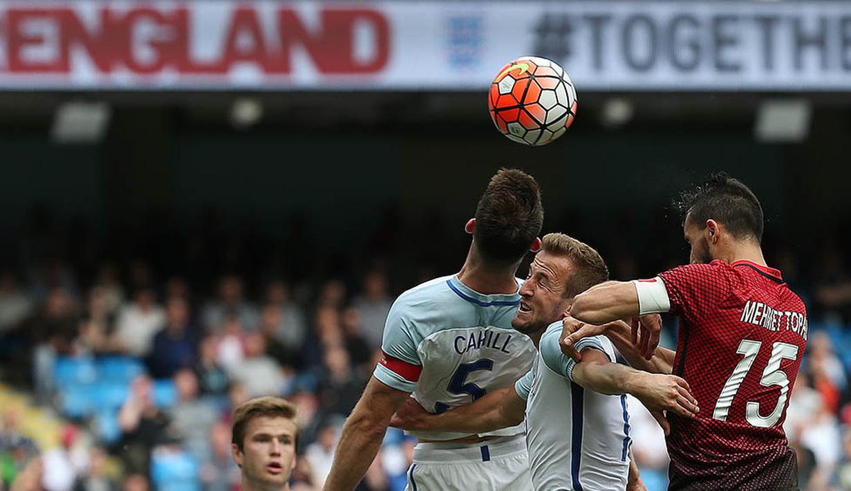 Striker Inggris, Harry Kane, duel udara dengan gelandang Turki, Mehmet Topal, pada laga persahabatan. Duet Kane-Vardy berjalan baik dengan catatan sembilan kali tembakan. (AFP/Scott Heppell)