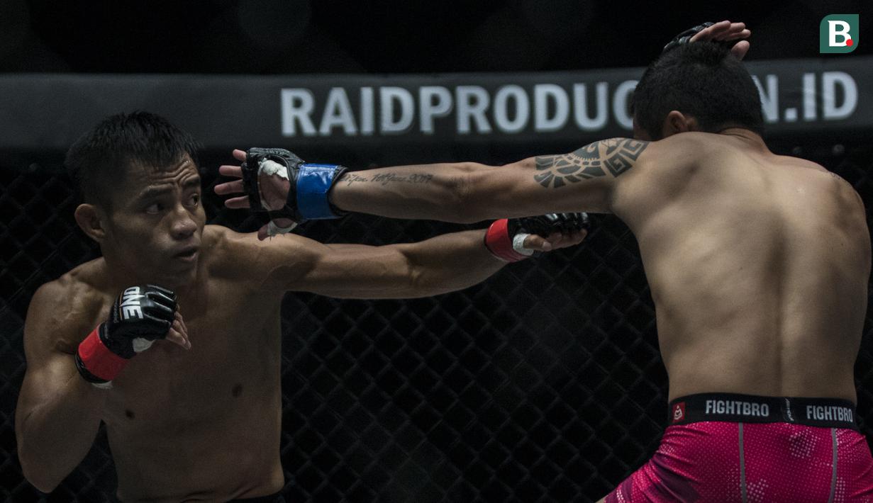 Atlet MMA Indonesia, Stefer Rahardian, tukar pukulan dengan atlet MMA China, Peng Xue Wen, pada kelas strawweight di JCC Senayan, Jakarta, Sabtu (22/9/2018). Stefer Rahardian kalah dari Peng Xue Wen. (Bola.com/Vitalis Yogi Trisna)