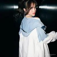 Dengan balutan dress denim dari @d2style__, gaun ini hadir dengan detail unik, seperti potongan celana denim pada bagian bawah yang memberikan nuansa eksperimental sekaligus trendi. [@@aldosinartateam @hanzhp @aldosinarta].