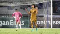 Felipe Ryan melakukan selebrasi usai mencetak gol ke gawang PSIM Yogyakarta dalam laga final Pegadaian Liga 2 2024/2025 di Stadion Manahan, Solo, Jawa Tengah, Rabu (26/2/2025). (Bola.com/Abdul Aziz)