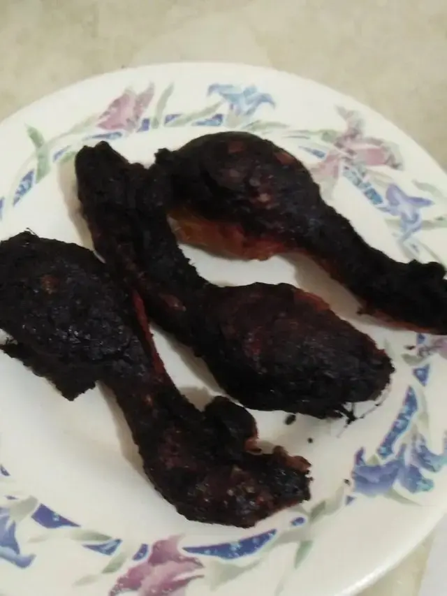 10 Momen Netizen saat Masak Makanan Berakhir Gosong, Apes Banget