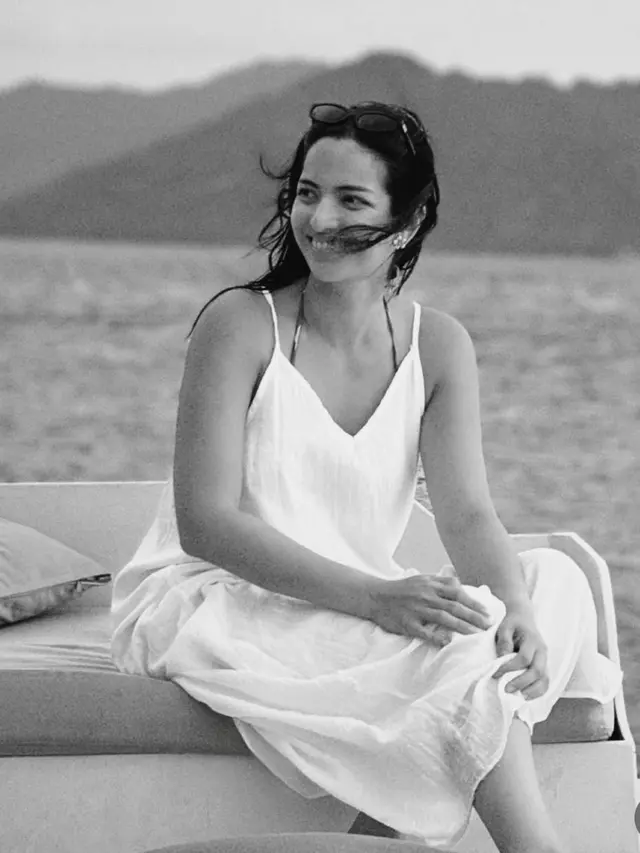 Nia Ramadhani saat Liburan ke Lombok pakai dress putih. [@ramadhaniabakrie]