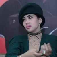 Kebanggaan begitu dirasakan oleh penyanyi fenomenal Syahrini. Pasalnya, ia didaulat pembuka konser grup band asal Australia, Air Supply. Tidak hanya sebagi openingact, ia dikabarkan juga akan berkolaborasi. (Adrian Putra/Bintang.com)