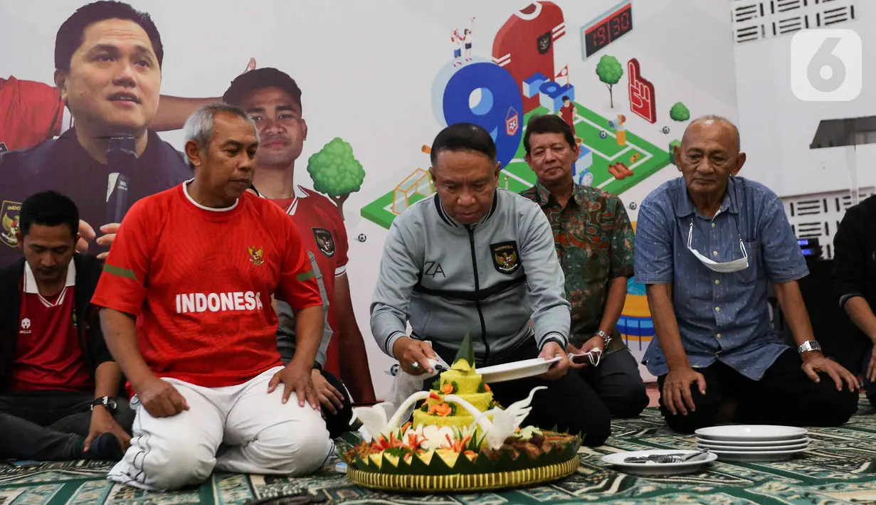 Wakil Ketua 1 PSSI, Zainudin Amali memotong tumpeng saat syukuran menyambut hari ulang tahun PSSI ke-93 di Stadion Utama Gelora Bung Karno, Jakarta, Jumat (14/3/2023). (Liputan6.com/Herman Zakharia)