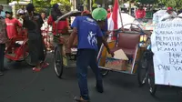 Tukang becak se-Kota Kediri melakukan demo menolak transportasi online. (Liputan6.com/Dian Kurniawan)