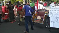 Aksi Ratusan Tukang Becak Tolak Transportasi Online di Kediri