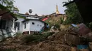Pekerja membersihkan puing-puing akibat tanah longsor yang merusak pagodha di puncak bukit Kyeik Than Lan, Myanmar (18/6). Hujan deras memicu tanah longsor yang merusak pagoda. (AFP PHOTO / Ye Aung Thu)