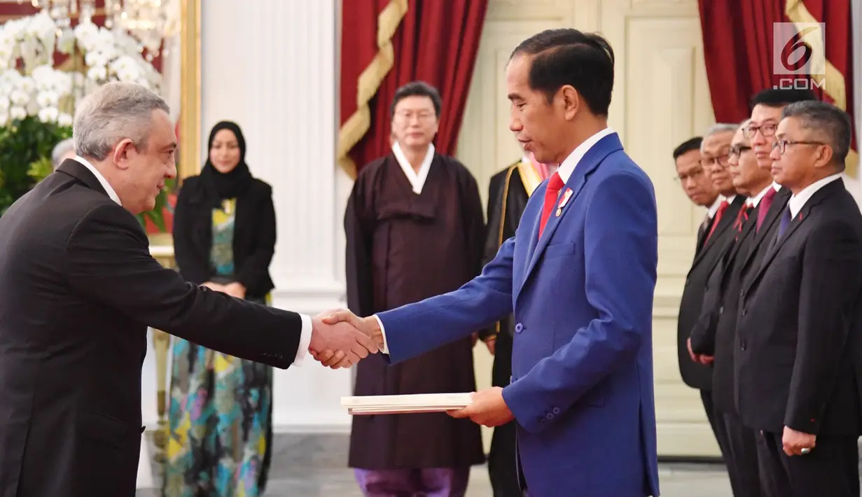 Presiden Jokowi menerima surat kepercayaan dari 11 Dubes Luar Biasa dan Berkuasa Penuh (LBBP), Jakarta, Rabu (4/4). Penyerahan ini menandai dimulainya penugasan resmi dari para dubes di Indonesia. (Liputan6.com/Pool/Biro Pers Setpres)