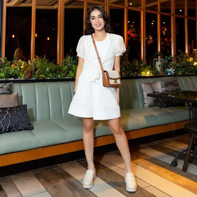 OOTD Serba Putih Ussy Sulistiawaty yang Tunjukkan Pesona Anak Kuliahan di Usia 40an