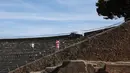 Orang-orang mengabadikan gambar di Taman Arkeologi Ostia Antica, Roma, Italia, 19 Agustus 2020. Ostia Antica merupakan situs arkeologi besar dari abad ke-4 SM yang berada dekat kota modern Ostia. (Xinhua/Cheng Tingting)