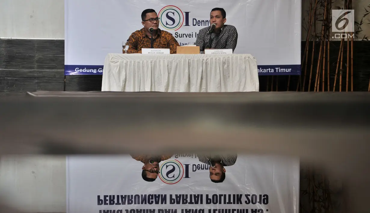Peneliti LSI Denny JA, Ardian Sopa (kanan) didampingi Rully Akbar memaparkan hasil survei bertajuk "Yang Juara dan Yang Terhempas: Pertarungan Partai Politik 2019" di Kantor LSI, Jakarta, Selasa (8/1). (Merdeka.com/Iqbal S. Nugroho)
