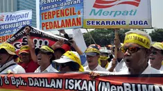 Ratusan karyawan PT Merpati Nusantara Airlines (Persero) mendatangi Gedung DPR Senayan, Jakarta, (16/8/14). (Liputan6.com/Miftahul Hayat)