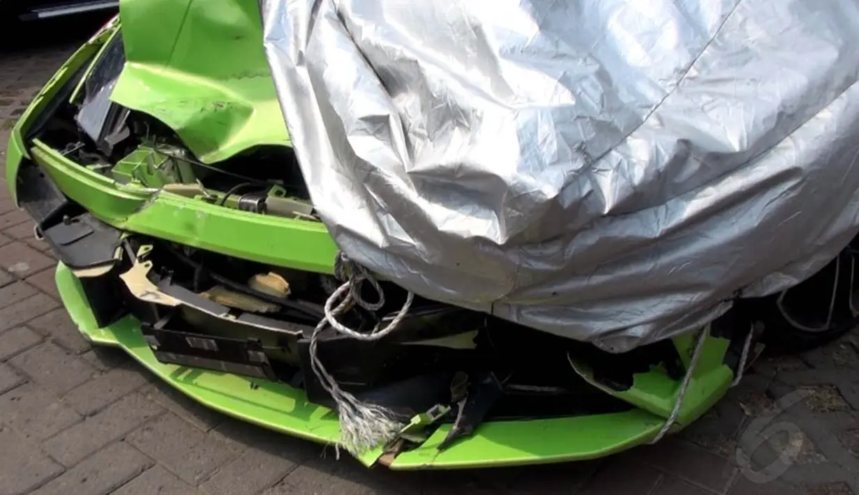 Mobil bernopol B 999 NIP milik Hotman Paris Hutapea ringsek setelah mengalami kecelakaan dengan sebuah mobil boks di Tol Wiyoto Wiyono, Jakarta, (5/10/14). (Liputan6.com/Johan Tallo)